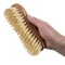 La brosse de nettoyage tenue dans la main de ménage classique frottent frottent la brosse de nettoyage en bois