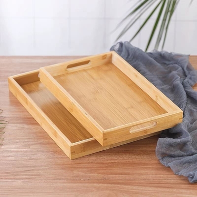 Un plateau de bambou rectangulaire écologique avec un design moderne durable et une palette de couleurs naturelles