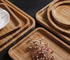 Le plateau rectangulaire en bambou renouvelable, plat en bois naturel de nourriture a soulevé la conception de bord