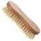 La brosse de nettoyage tenue dans la main de ménage classique frottent frottent la brosse de nettoyage en bois