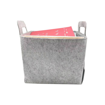 Des paniers de rangement personnalisés et modernes sont installés dans des contenants en feutre de polyester à 100% pour organiser les articles ménagers.