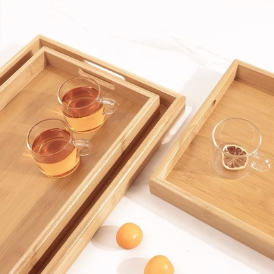 Un plateau de bambou rectangulaire écologique avec un design moderne durable et une palette de couleurs naturelles